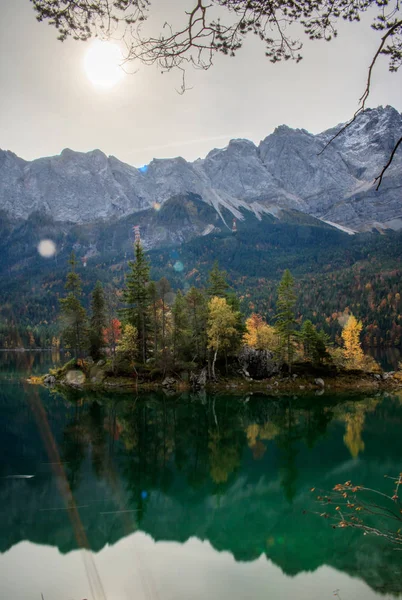 Reflejos de los Alpes en un lago de montaña —  Fotos de Stock