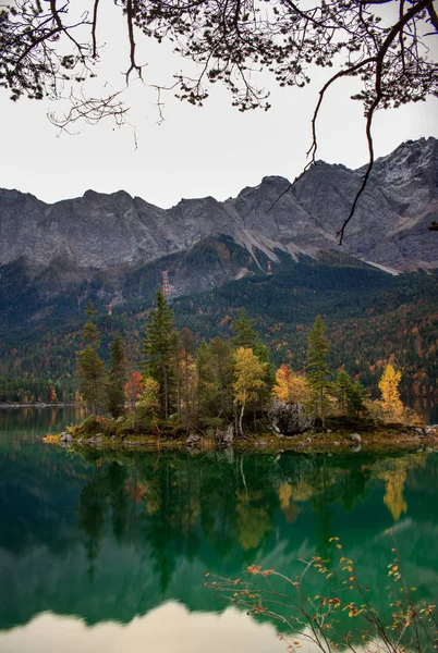 Reflejos de los Alpes en un lago de montaña —  Fotos de Stock