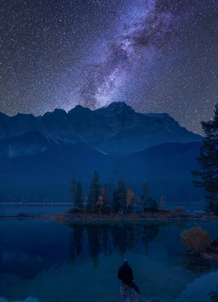 Eibsee 'de güneşin doğuşunun yansımaları