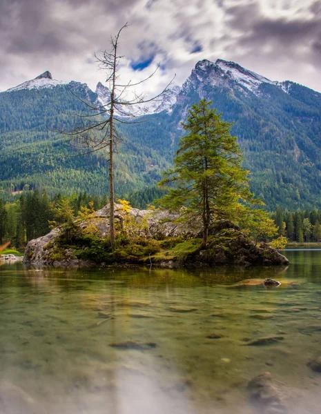 Odrazy u horského jezera v Alpách — Stock fotografie
