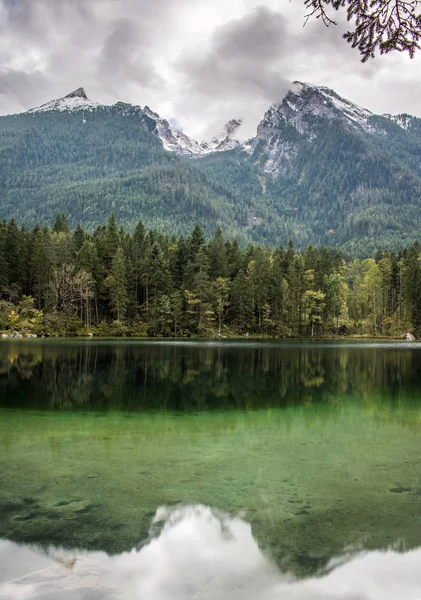 Reflexiones en el lago de montaña en los Alpes —  Fotos de Stock