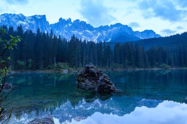 Karersee dağındaki yansımalar