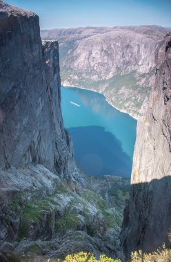Norveç 'teki Kjeragbolten' de güneşli bir gün