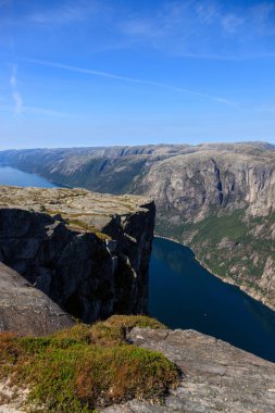 Norveç 'teki Kjeragbolten' de güneşli bir gün