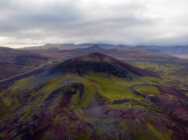 Panoramik manzaralı renkli rhyolite volkanik dağlar Landmanna