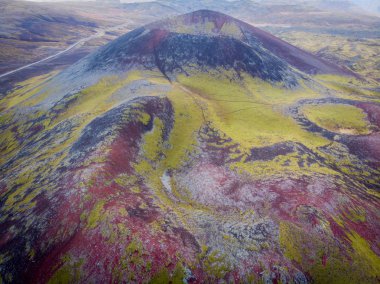 Panoramik manzaralı renkli rhyolite volkanik dağlar Landmanna