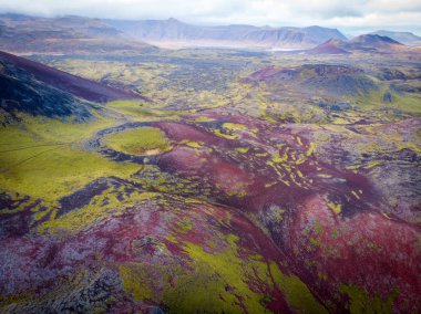 Güzel renkli volkanik dağlar İzlanda'daki Landmannalaugar