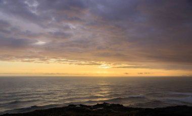 Arnarstapi 'de tipik İzlanda gün doğumu günbatımı uçurum manzarası