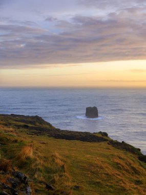 Arnarstapi 'de tipik İzlanda gün doğumu günbatımı uçurum manzarası