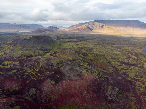 Красивые красочные вулканические горы Ландманналаугар в Исландии — стоковое фото