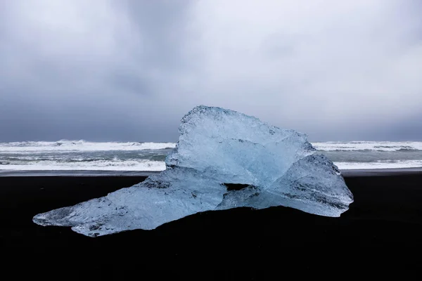 Iceberg si siedono sulla spiaggia di sabbia nera Diamond Beach, Jokulsarlon, nel Ar — Foto Stock