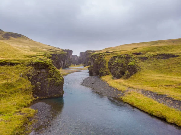 Paisaje único de Fjadrargljufur en Islandia. Destino turístico más importante — Foto de Stock