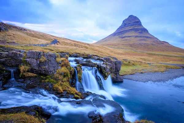 Islandia timelapse fotografía de cascada y montaña famosa . —  Fotos de Stock