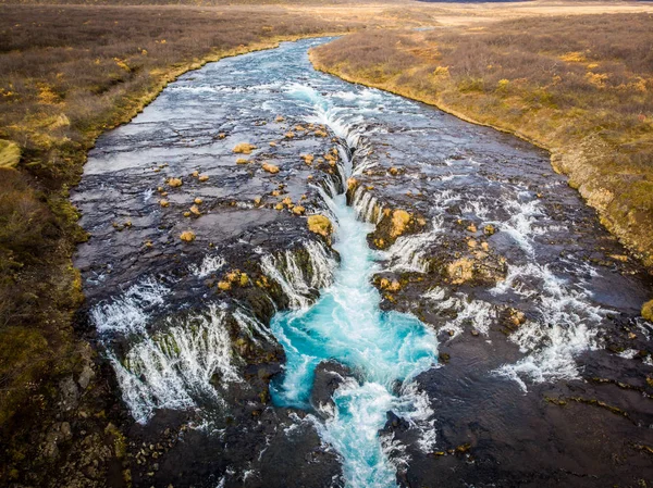 Krásný Bruarfoss vodopád s tyrkysovou vodou v Islandu — Stock fotografie