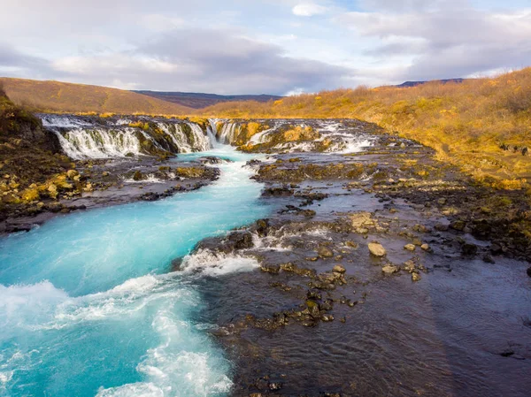 Bela cachoeira Bruarfoss com água azul-turquesa na Islândia — Fotografia de Stock