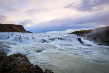 Gullfoss şelalesinin güzel panoramik manzarası. Bu şelale...