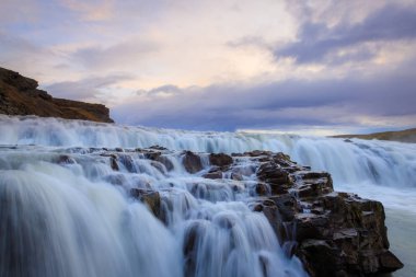 Gullfoss şelalesinin güzel panoramik manzarası. Bu şelale...