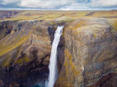 Haifoss şelalesinin dramatik manzarası, dördüncü en yüksek su.