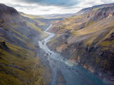 İzlanda 'daki Haifoss şelalesinin manzarası. N
