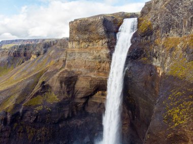 Haifoss şelalesinin dramatik manzarası, dördüncü en yüksek su.