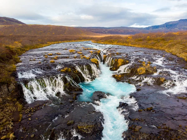 İzlanda'daki turkuaz su ile güzel Bruarfoss şelale — Stok fotoğraf