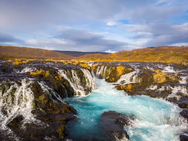 Piękny wodospad Bruarfoss z turkus wody w Islandii — Zdjęcie stockowe