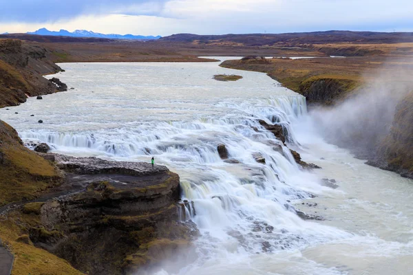 Gyönyörű kilátás nyílik a Gullfoss vízesésre.Ez a vízesés — Stock Fotó