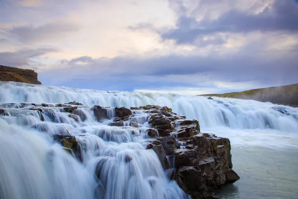 Gullfoss şelalesinin güzel panoramik manzarası. Bu şelale...