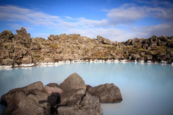 Błękitna laguna - formacje wulkaniczne wypełnione biało-niebieskim ciepłym wa — Zdjęcie stockowe