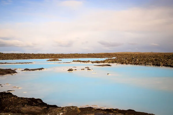 Γαλάζια λιμνοθάλασσα - ηφαιστειακοί σχηματισμοί γεμάτοι με λευκό-μπλε ζεστό wa — Φωτογραφία Αρχείου
