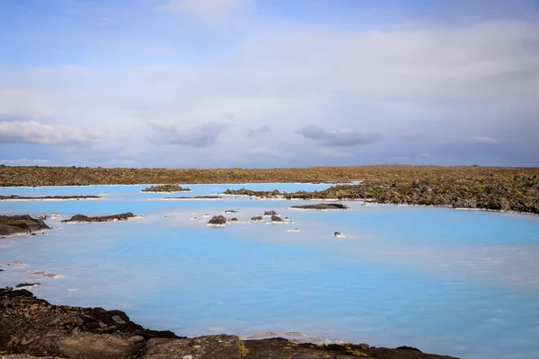 Błękitna laguna - formacje wulkaniczne wypełnione biało-niebieskim ciepłym wa — Zdjęcie stockowe