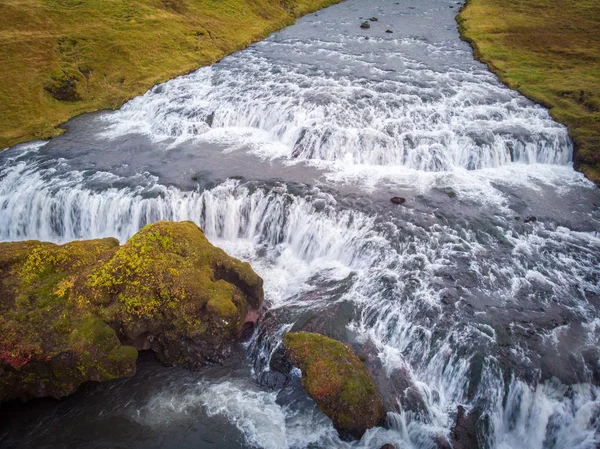 Vista do drone voador. Esplêndida vista da manhã da água sem nome — Fotografia de Stock