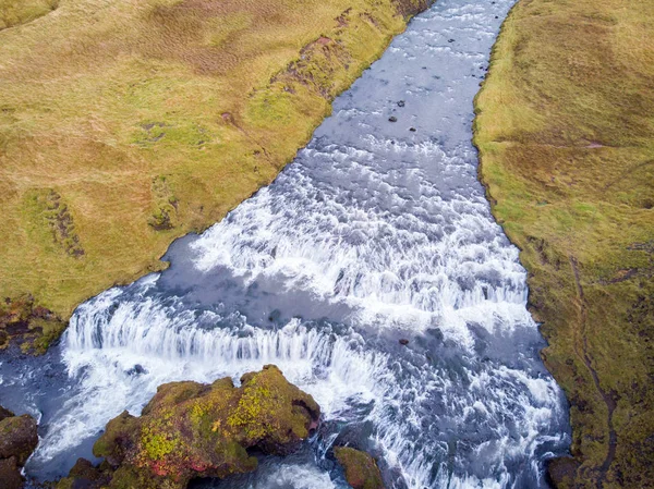 Zicht van vliegende drone. Schitterend ochtendzicht op naamloos water — Stockfoto
