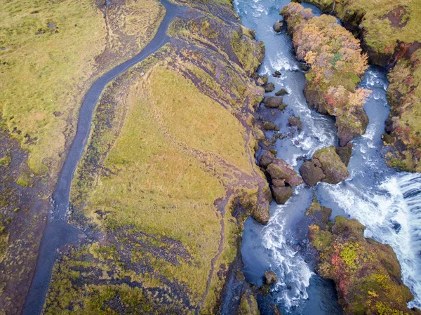 Вид с летающего дрона. Великолепный утренний вид на безымянный водоем — стоковое фото