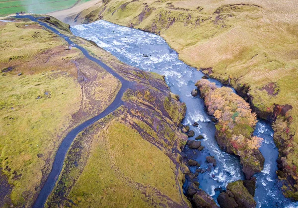 Vista dal drone volante. Splendida vista mattutina di acqua senza nome — Foto Stock