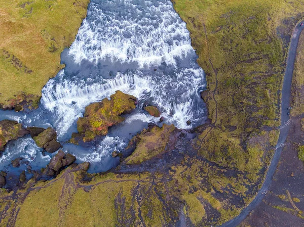 Blick aus der fliegenden Drohne. herrlicher Morgenblick auf namenloses Wasser — Stockfoto