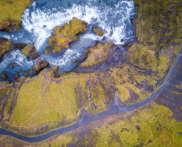 Vista do drone voador. Esplêndida vista da manhã da água sem nome — Fotografia de Stock