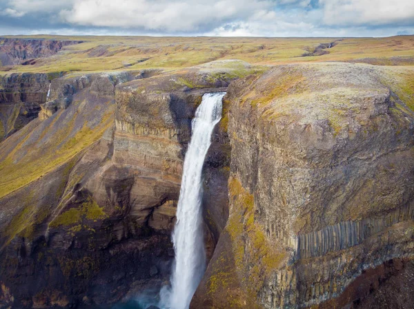 Haifoss şelalesinin dramatik manzarası, dördüncü en yüksek su.