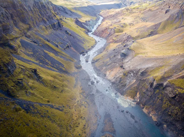 Мбаппе смотрит на зеленую территорию Исландии — стоковое фото