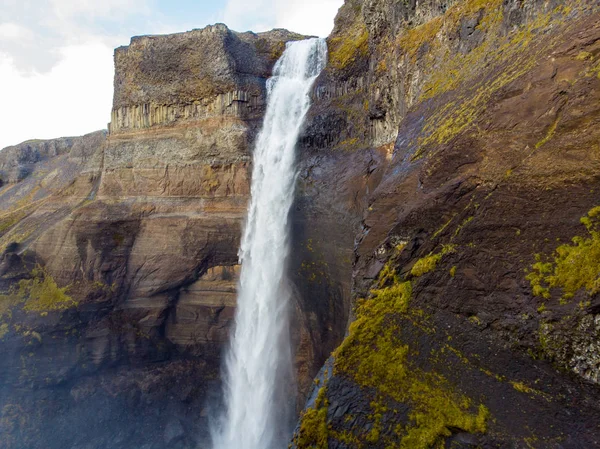 Visão geral dramática da cachoeira Haifoss, a quarta maior água — Fotografia de Stock