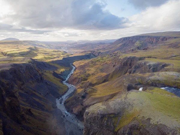 Vue panoramique sur l'intérieur verdoyant de l'Islande — Photo