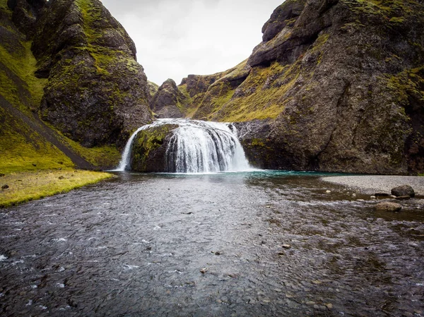 Stjornarfoss şelalesinin uçan insansız hava aracı görüntüsü. Etkileyici bir miktar. — Stok fotoğraf