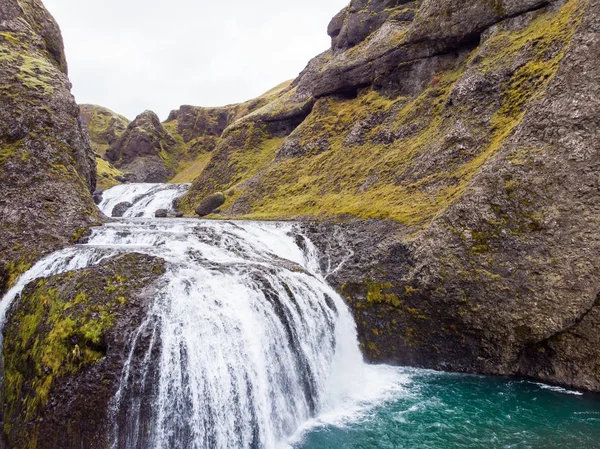 Vista dal drone volante della cascata di Stjornarfoss. Somma impressionante — Foto Stock