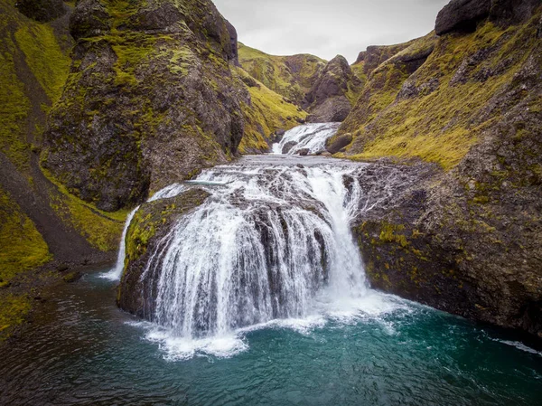 Stjornarfoss şelalesinin uçan insansız hava aracı görüntüsü. Etkileyici bir miktar.