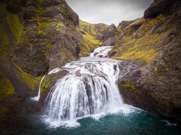 Vista desde el dron volador de la cascada de Stjornarfoss. Impresionante suma — Foto de Stock