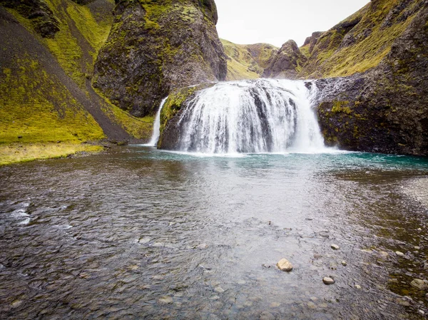 Kilátás repülő drón Stjornarfoss vízesés. Lenyűgöző összeg — Stock Fotó