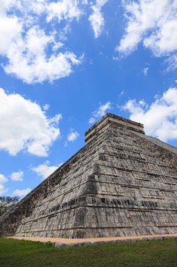 Chichen Itza 'da bulutlu bir yaz günü