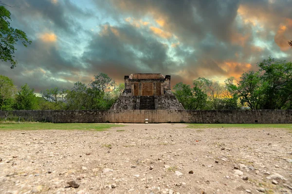 Meksika 'daki Maya harabelerinde dramatik bir gün batımı.