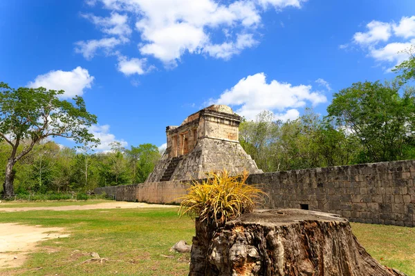 Een zonnige dag bij de Maya ruïnes — Stockfoto