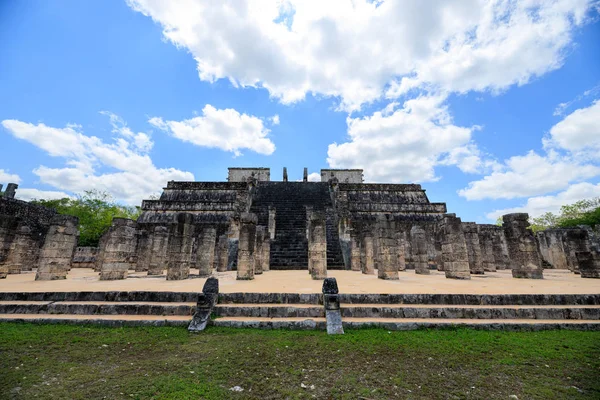 Um dia ensolarado em Chichen itza no México — Fotografia de Stock